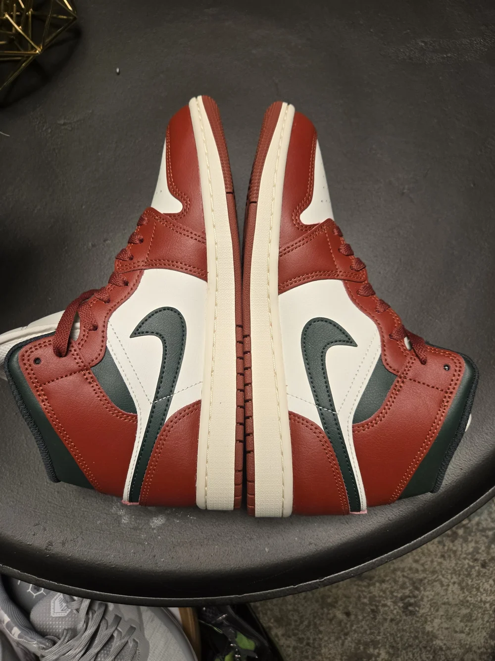 Nike Air Jordan 1 Mid White Red Black Sneaker Sizd 8 Men New